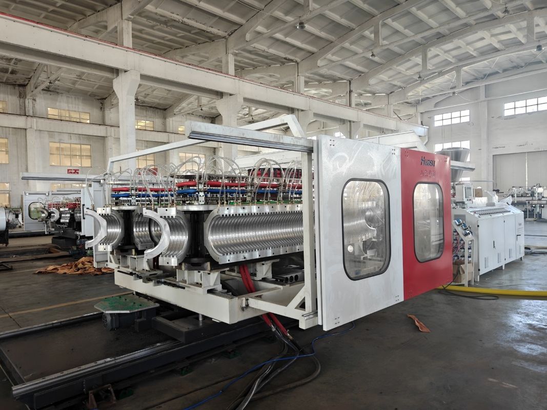 Η γραμμή εξώθησης σωλήνων PVC PE PP από πλαστικό υλικό με κωνική διπλή βίδα εξώθησης και έλεγχο της θερμοκρασίας του ανακυκλωμένου νερού