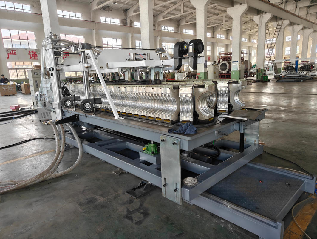 Αυτόματη γραμμή εξώθησης σωλήνων κυματοειδών μονής τοιχώματος με υλικό βαρελιού 38CrMoAlA για σωλήνες 75-250mm με ταχύτητα εξόδου 15m/min