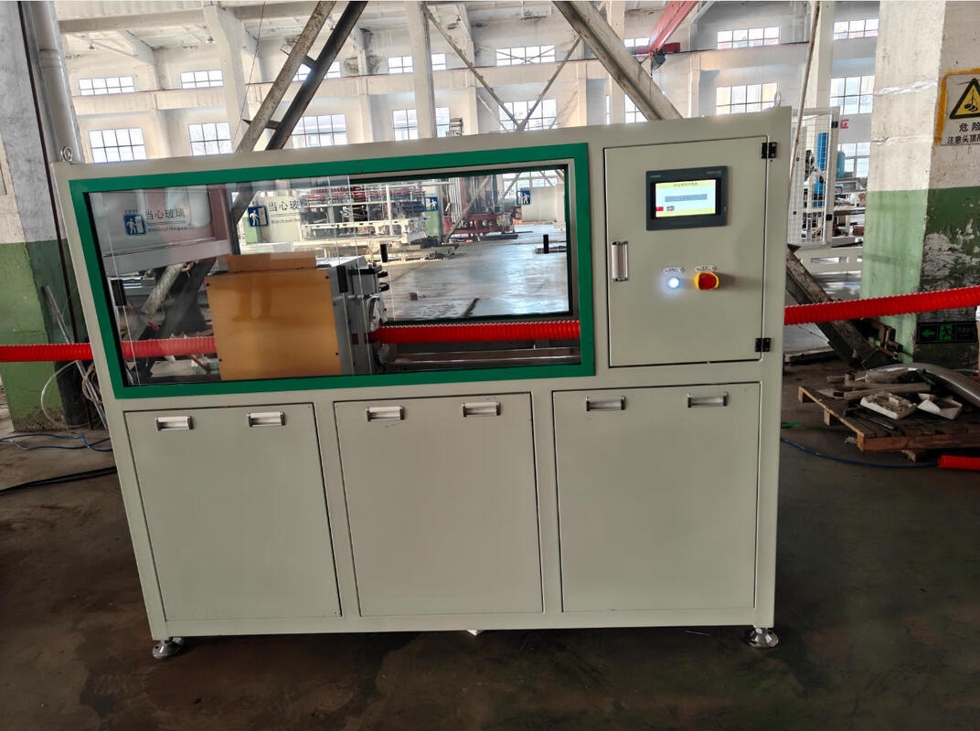 Γραμμή εξώθησης σωλήνων κυματοειδών μονών τοιχωμάτων με ψύξη νερού με λόγο L/D 33/38/40 και αυτόματη τροφοδοσία για την παραγωγή πλαστικών σωλήνων