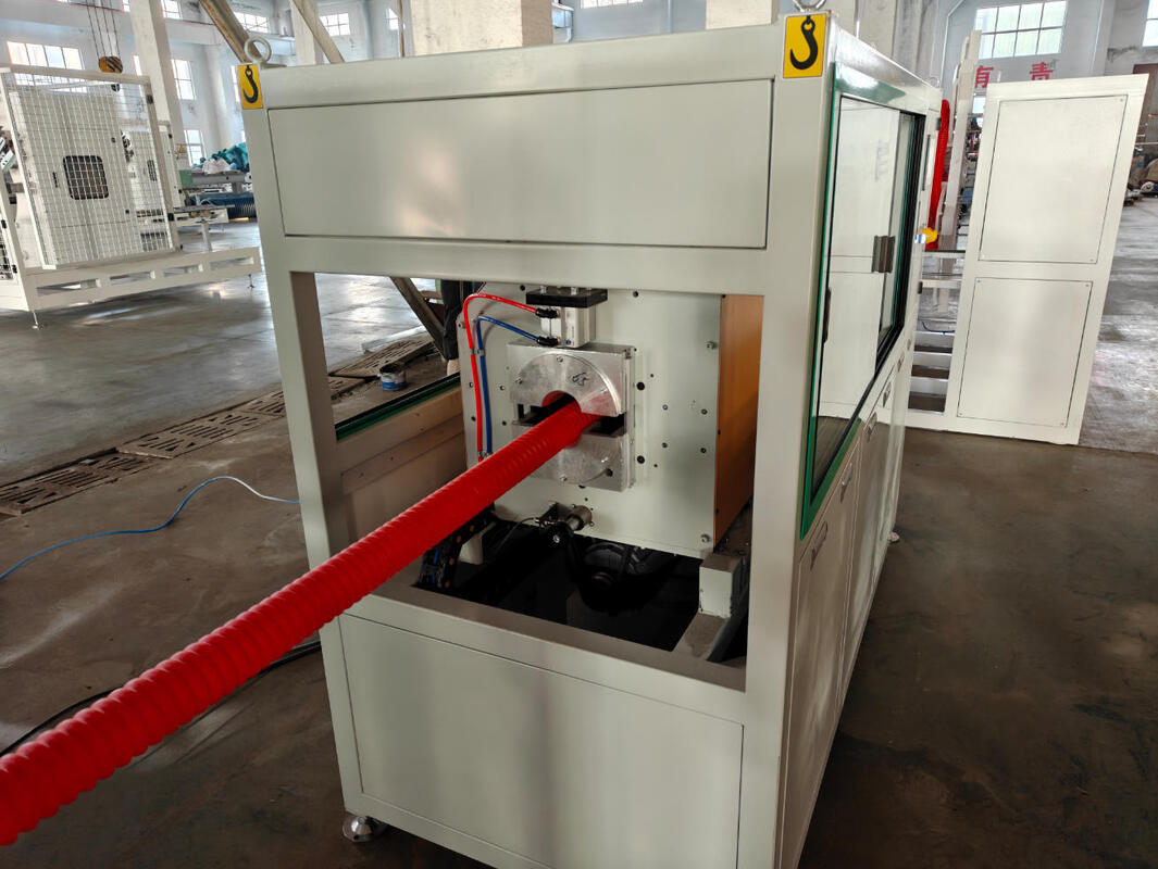 Γραμμή εξώθησης σωλήνων κυματοειδών μονών τοιχωμάτων με ψύξη νερού με λόγο L/D 33/38/40 και αυτόματη τροφοδοσία για την παραγωγή πλαστικών σωλήνων