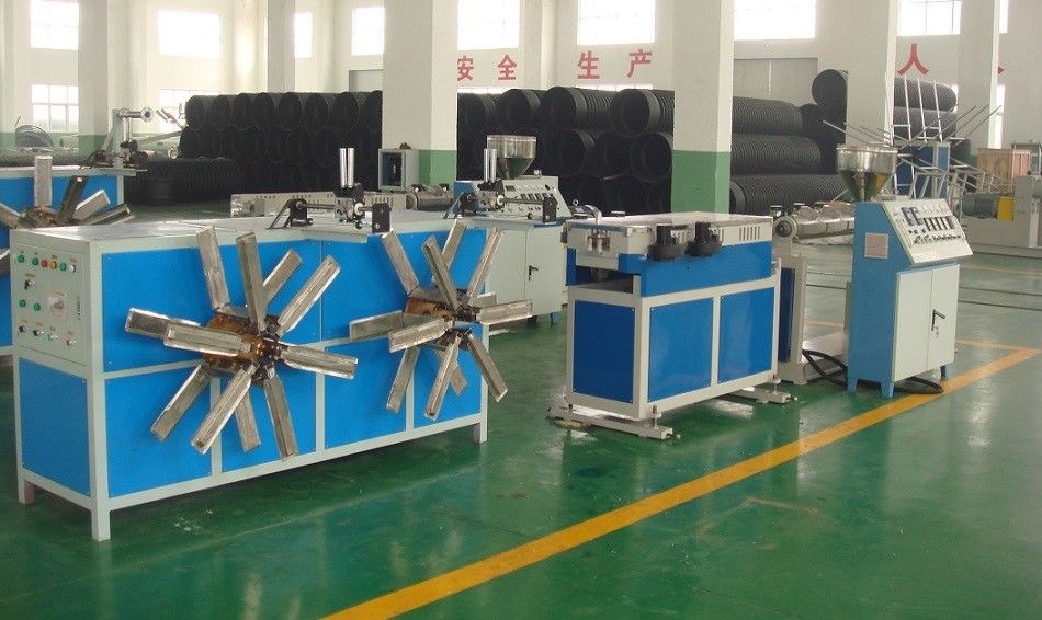 Ο ενιαίος τοίχος ζάρωσε τα μηχανήματα εξώθησης σωλήνων για τα PP/PE/σωλήνας PVC