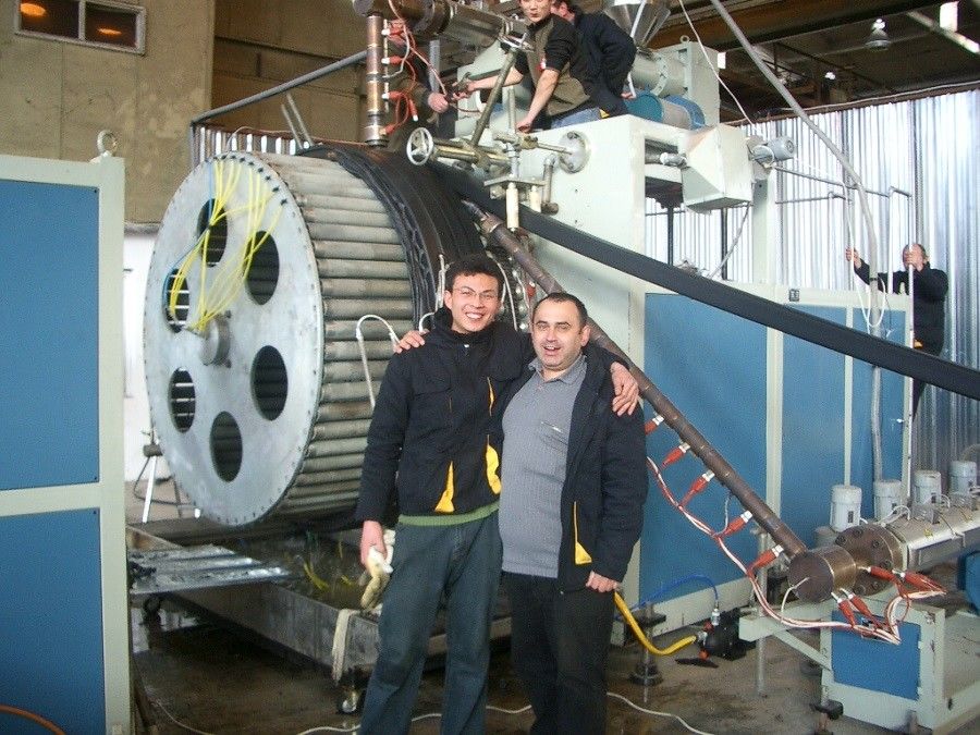 Σπειροειδής HDPE Hollowness διαμέτρων γραμμών εξώθησης σωλήνων τεράστια γραμμή παραγωγής σωλήνων τοίχων σπειροειδής